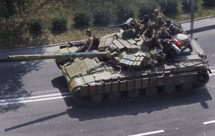 Dân quân tự vệ lái xe tăng trên đường. (Ảnh minh họa)