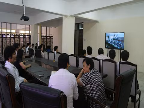 Phóng viên, người nhà và người dân quan tâm theo dõi cuộc thi qua màn hình. Ảnh: L.H.V.