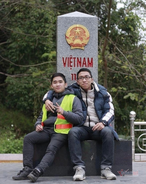 Chan dung cau hoc tro 