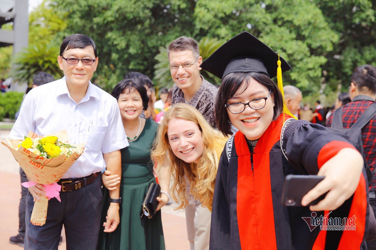 Chan dung 9X san hoc bong de 