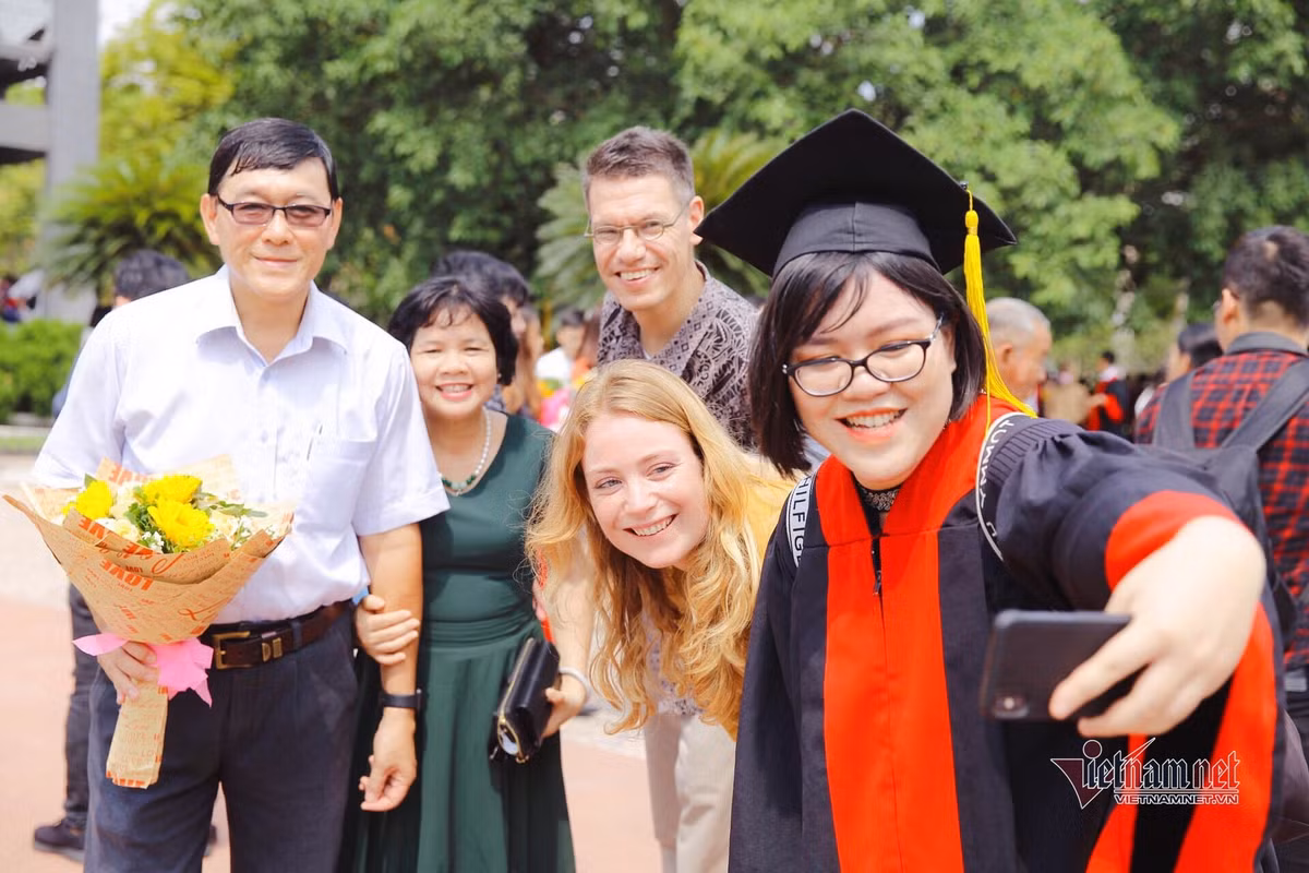 Chan dung 9X san hoc bong de 