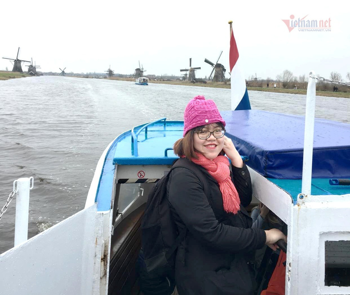 Chan dung 9X san hoc bong de 