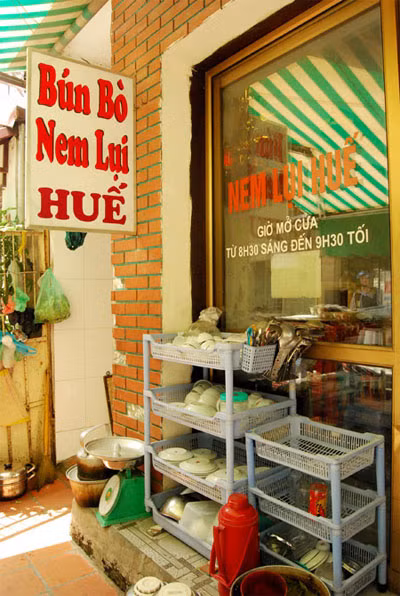 Bún bò nem lụi phố Lương Đình Của. Đây là một quán Huế rất bình dân nằm gần đoạn ngã ba giao với phố Phạm Ngọc Thạch. Món nem lụi tuyệt ngon ở đây khiến thực khách đến rồi không thể không quay lại.