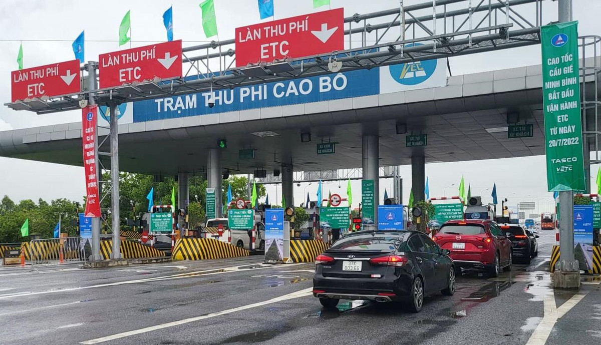 Xe ô tô dán thẻ thu phí tự động không qua được trạm thu phí Xe o to dan the thu phi tu dong khong qua duoc tram thu phi