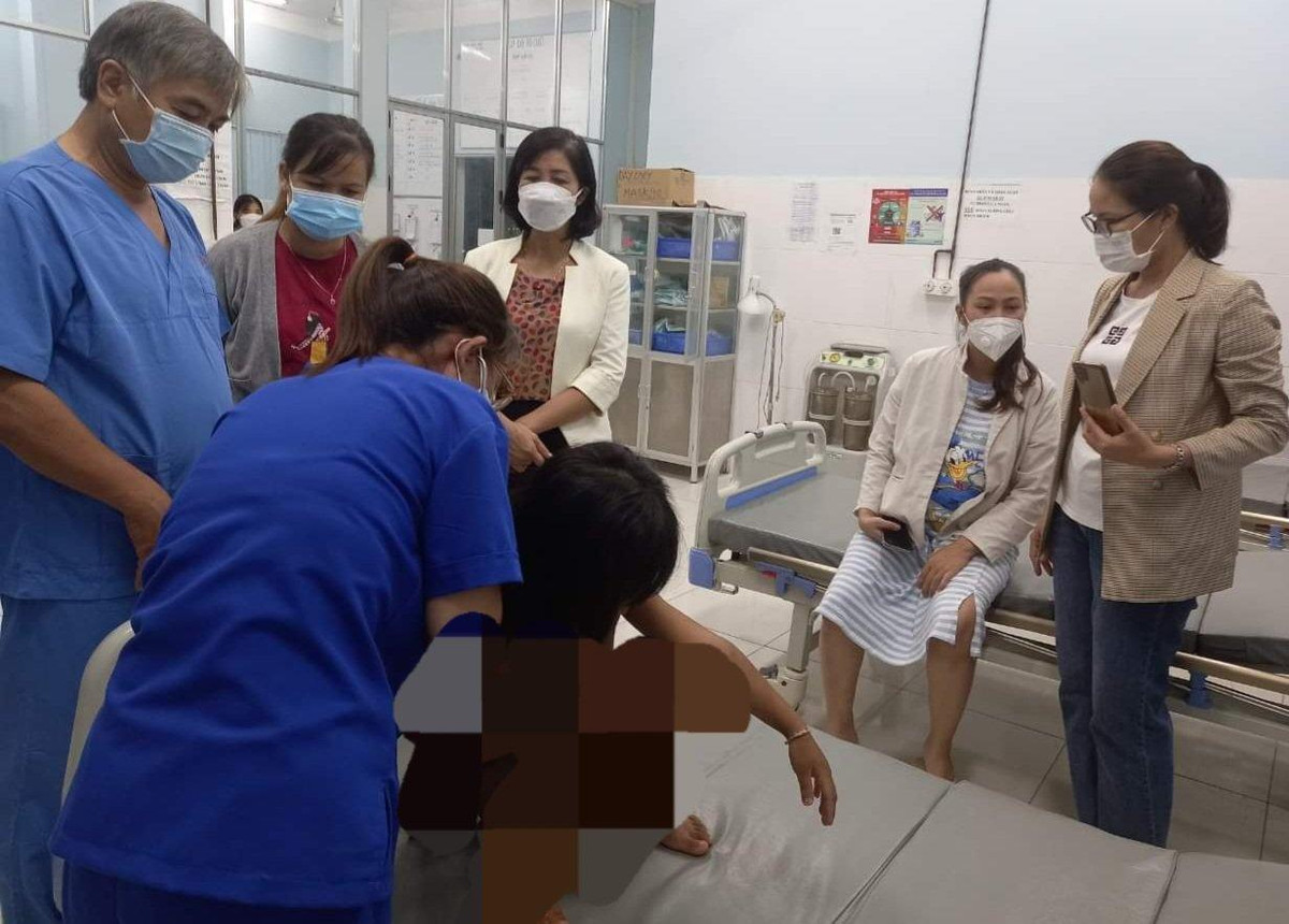 Bé gái 7 tuổi nghi bị bạo hành ở Bình Phước sống cùng mẹ và cha dượng - Hình 2 Be gai 7 tuoi nghi bi bao hanh o Binh Phuoc song cung me va cha duong-Hinh-2