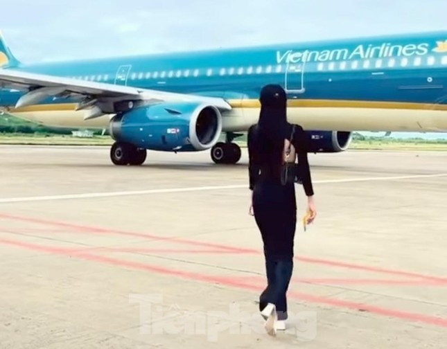 Cuc Hang khong vao cuoc xac minh nu hanh khach ra sat may bay quay video-Hinh-2