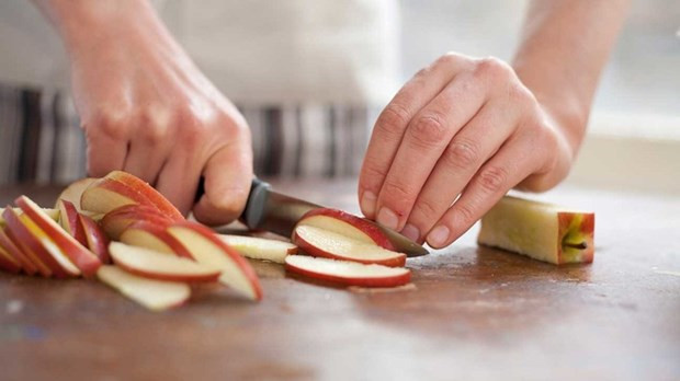 12 lý do khiến phái đẹp nên ăn ít nhất một quả táo mỗi ngày - Hình 6 12 ly do khien phai dep nen an it nhat mot qua tao moi ngay-Hinh-6