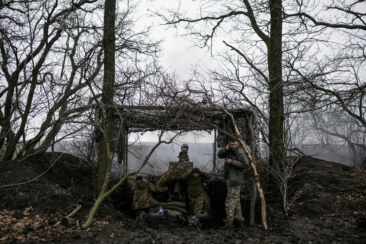 Cuộc xung đột vẫn tiếp diễn, các binh sĩ Ukraine tiếp tục tham chiến giữa mùa đông lạnh giá. Ảnh: Binh sĩ Ukraine bắn pháo L119 về phía quân đội Nga gần thị trấn tiền tuyến Bakhmut, vùng Donetsk, ngày 21/12.