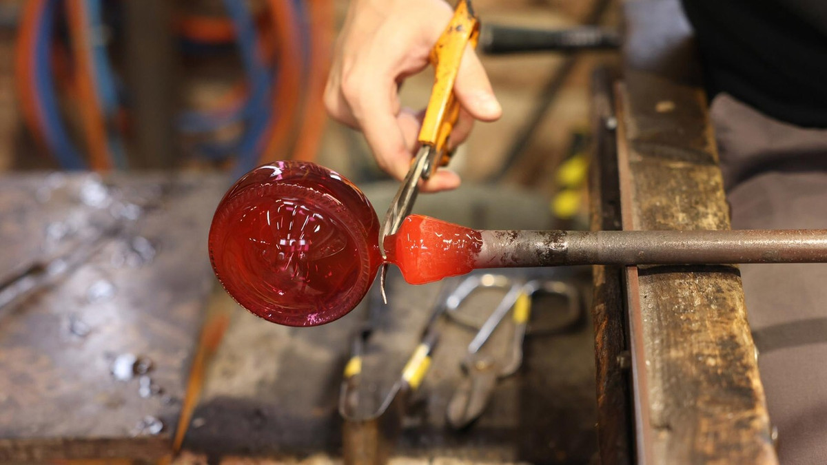 Ngôi làng nhỏ hồi sinh nghề làm đồ trang trí Giáng sinh bằng thủy tinh - Hình 6 Ngoi lang nho hoi sinh nghe lam do trang tri Giang sinh bang thuy tinh-Hinh-6