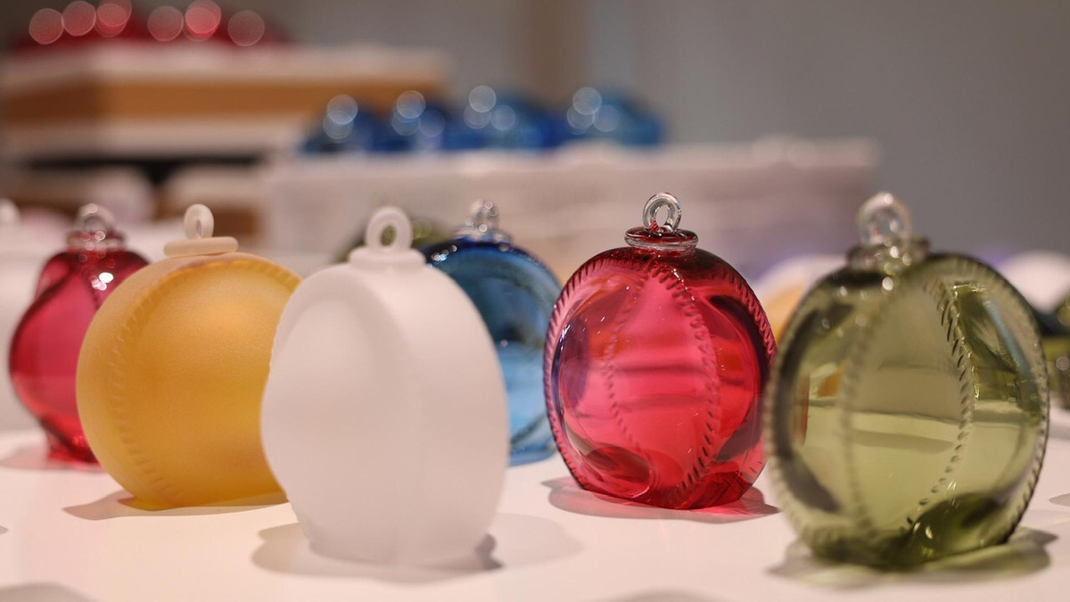 Ngôi làng nhỏ hồi sinh nghề làm đồ trang trí Giáng sinh bằng thủy tinh - Hình 3 Ngoi lang nho hoi sinh nghe lam do trang tri Giang sinh bang thuy tinh-Hinh-3