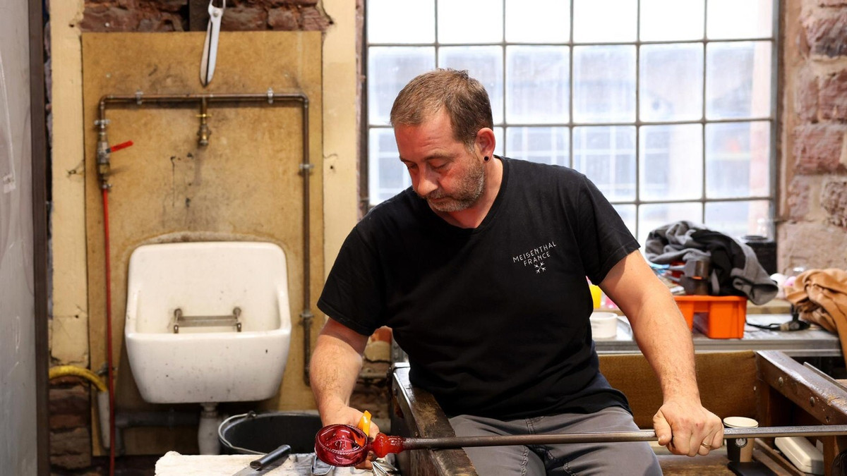 Ngôi làng nhỏ hồi sinh nghề làm đồ trang trí Giáng sinh bằng thủy tinh - Hình 5 Ngoi lang nho hoi sinh nghe lam do trang tri Giang sinh bang thuy tinh-Hinh-5