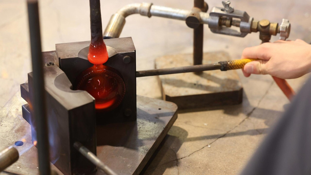 Ngôi làng nhỏ hồi sinh nghề làm đồ trang trí Giáng sinh bằng thủy tinh - Hình 4 Ngoi lang nho hoi sinh nghe lam do trang tri Giang sinh bang thuy tinh-Hinh-4