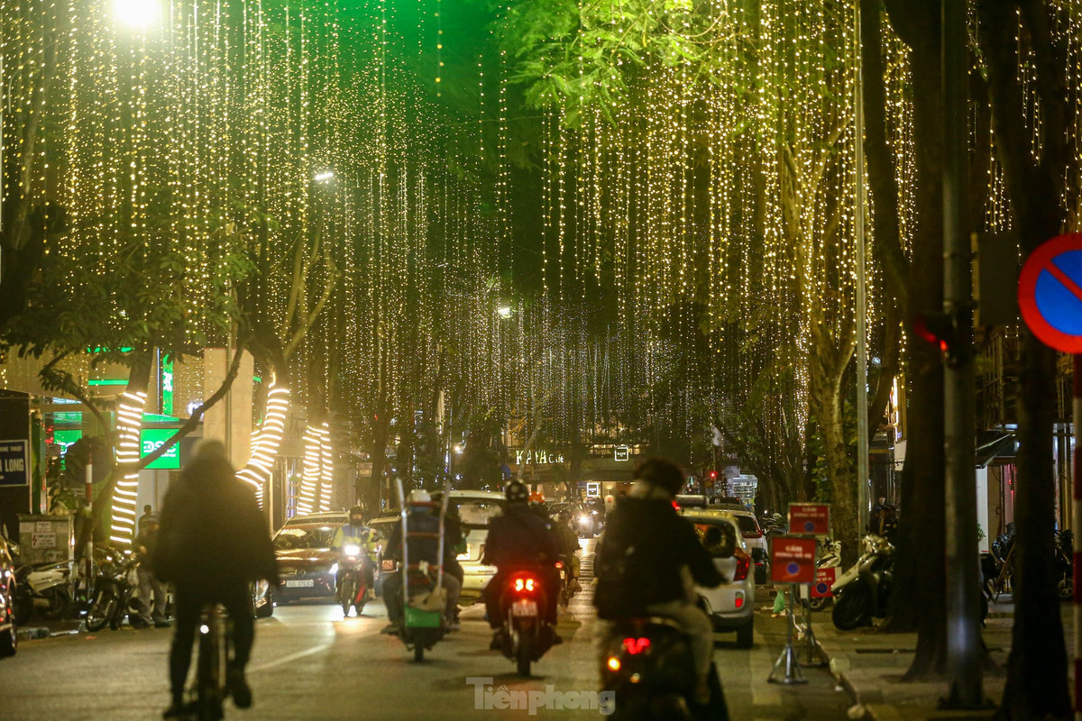 Đây cũng là nơi nhiều người dân tìm đến để nghe cầu nguyện, đón một đêm Giáng sinh ấm áp, an lành và mong chờ những điều tốt đẹp sẽ đến vào dịp năm mới 2024.