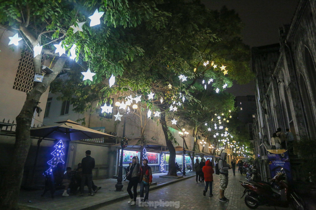 Bên trong, xung quanh nhà thờ đều được trang trí những ngôi sao phát sáng. Đây cũng là biểu tượng không thế thiếu trong đêm Giáng sinh tại các nhà thờ.