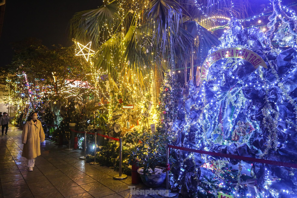Hai bên nhà thờ được trang trí nhiều tiểu cảnh hang đá, đèn nhấp nháy với nhiều màu sắc.