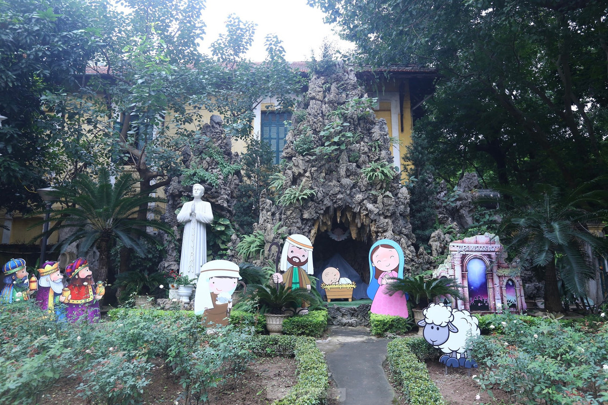 Hang đá nhà thờ được trang trí với những tiểu cảnh hoạt hình sinh động.