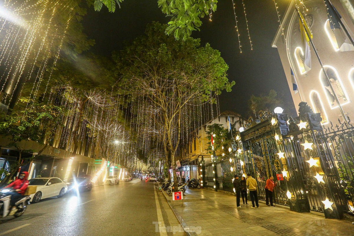 Nhà thờ Hàm Long tọa lạc trên phố Hàm Long rực rỡ không kém trong dịp Giáng sinh năm nay.