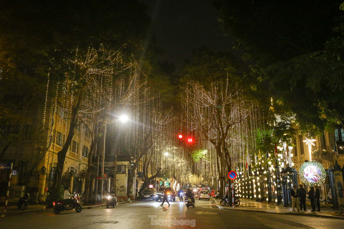 Đèn trang trí lộng lẫy khắp phố Hàm Long, bên ngoài nhà thờ.