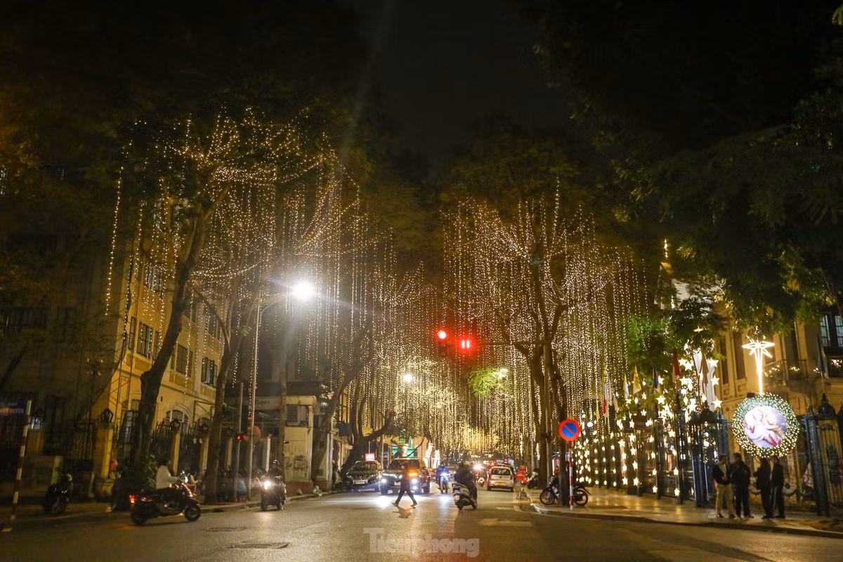 Đèn trang trí lộng lẫy khắp phố Hàm Long, bên ngoài nhà thờ.