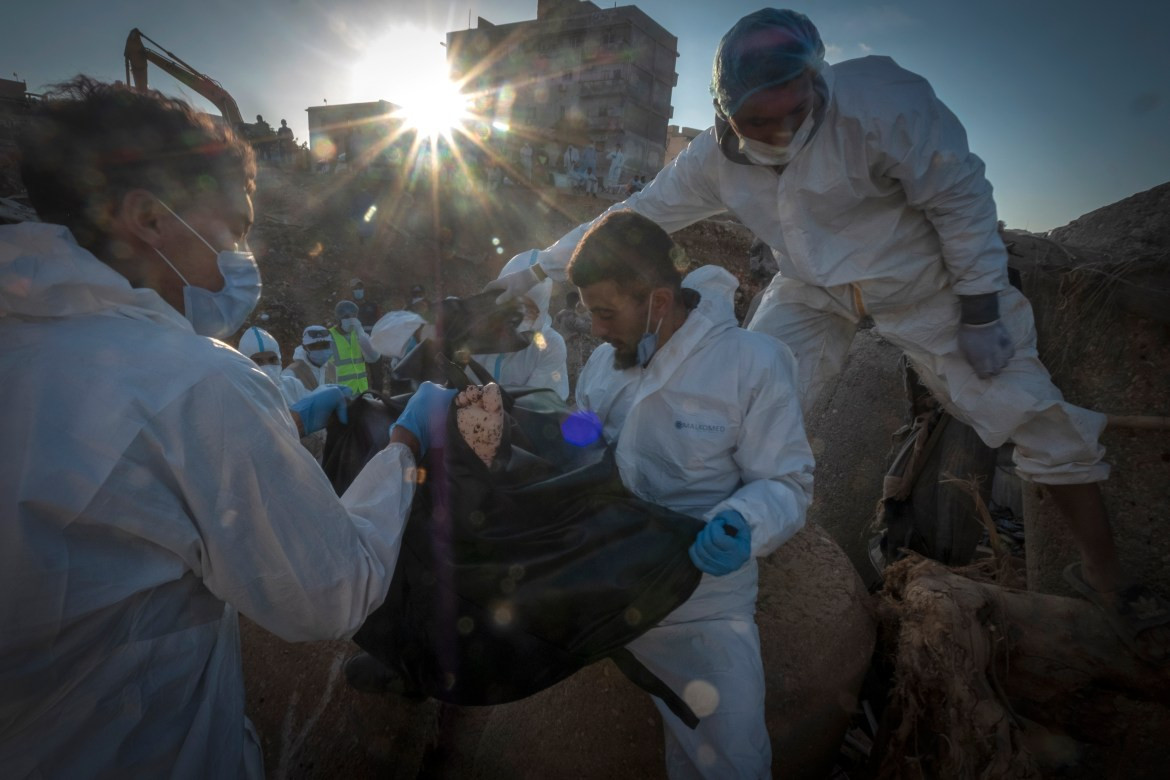 Thi thể nạn nhân thiệt mạng sau trận lũ lụt ở Derna, Libya, được đưa ra ngoài ngày 15/9.