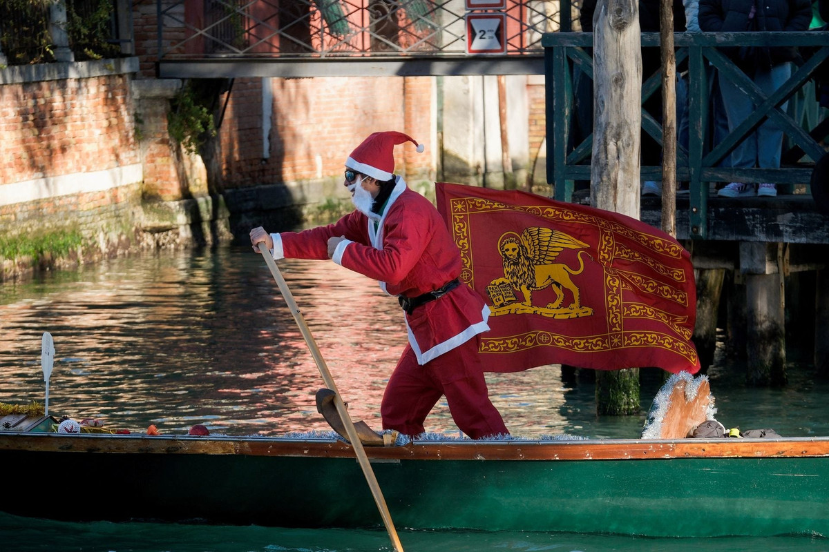 Cuộc đua thuyền độc đáo ở Venice. Ảnh: Reuters.