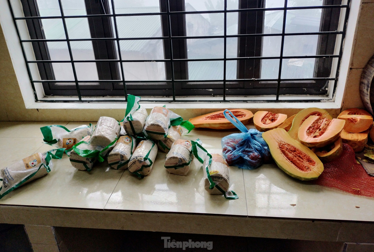 Tại thời điểm PV có mặt, bảng thực đơn và công khai tài chính liệt kê: bữa sáng có 173 gói mì tôm, 173 quả trứng; bữa trưa gồm gạo tẻ 34,6 kg, thịt lợn 10kg, xương 9kg, bí đỏ 20kg cùng gia vị nấu ăn; buổi chiều có gạo tẻ 34,6 kg, thịt lợn 5kg, giò cá 14kg, bí đỏ 16kg. Chi phí củi nấu cũng được kê khai.