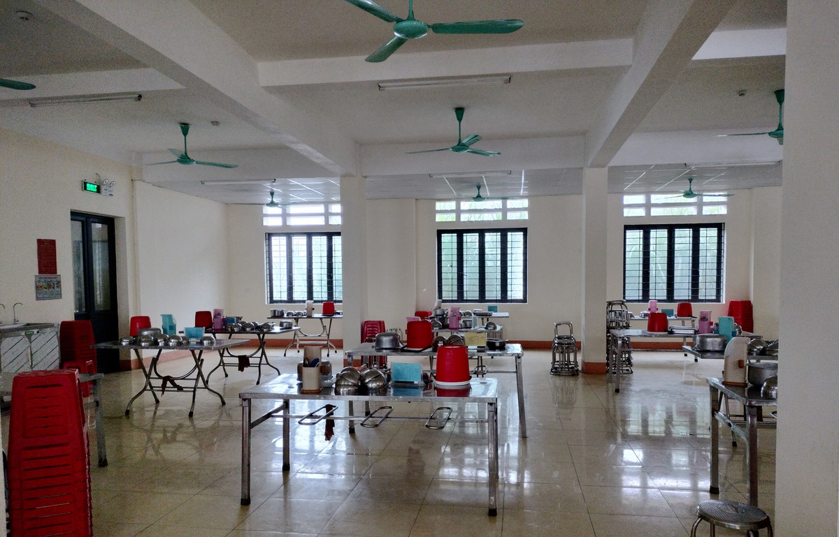 Bàn ăn được xếp ngay ngắn gồm 11 bàn, mỗi bàn từ 10 - 12 học sinh.