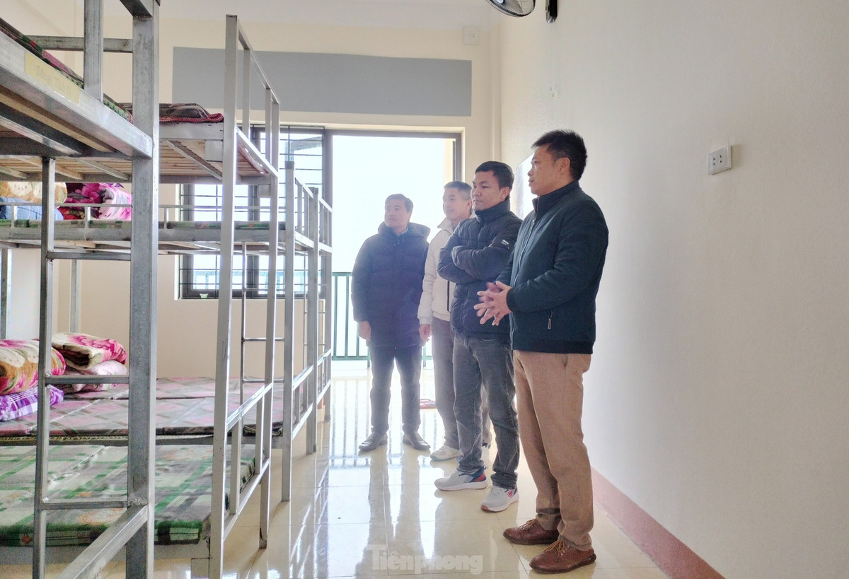 Tại khu vực nghỉ ngơi của học sinh, PV ghi nhận phòng rộng khoảng 60m2, với 6 giường tầng, mỗi phòng từ 10 - 12 em học sinh ở ghép với nhau. Trao đổi với Tiền Phong, phía nhà trường chia sẻ, sau sự việc nhà trường ngoài việc phối hợp làm rõ thông tin, mặt khác vẫn đảm bảo các em được học tập đúng quy định. Trước đó, theo phản ánh của một cơ quan báo chí, tại Trường Phổ thông dân tộc bán trú Tiểu học Hoàng Thu Phố 1, huyện Bắc Hà có những bất thường trong bữa ăn bán trú của học sinh như theo khẩu phần, mỗi em một gói mì tôm nhưng thực tế 11 em ăn chung 2 gói. Ngoài ra, thực đơn liên quan đến thịt, giò, rau xanh... được cho cũng có những bất thường.
