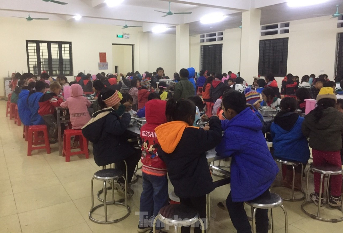 Theo lãnh đạo trường PTDTBT Tiểu học Hoàng Thu Phố 1, việc công khai số lượng, định lượng để đảm bảo các học sinh được hưởng đúng, đủ với quy định của nhà nước đối với chế độ học sinh bán trú hưởng.