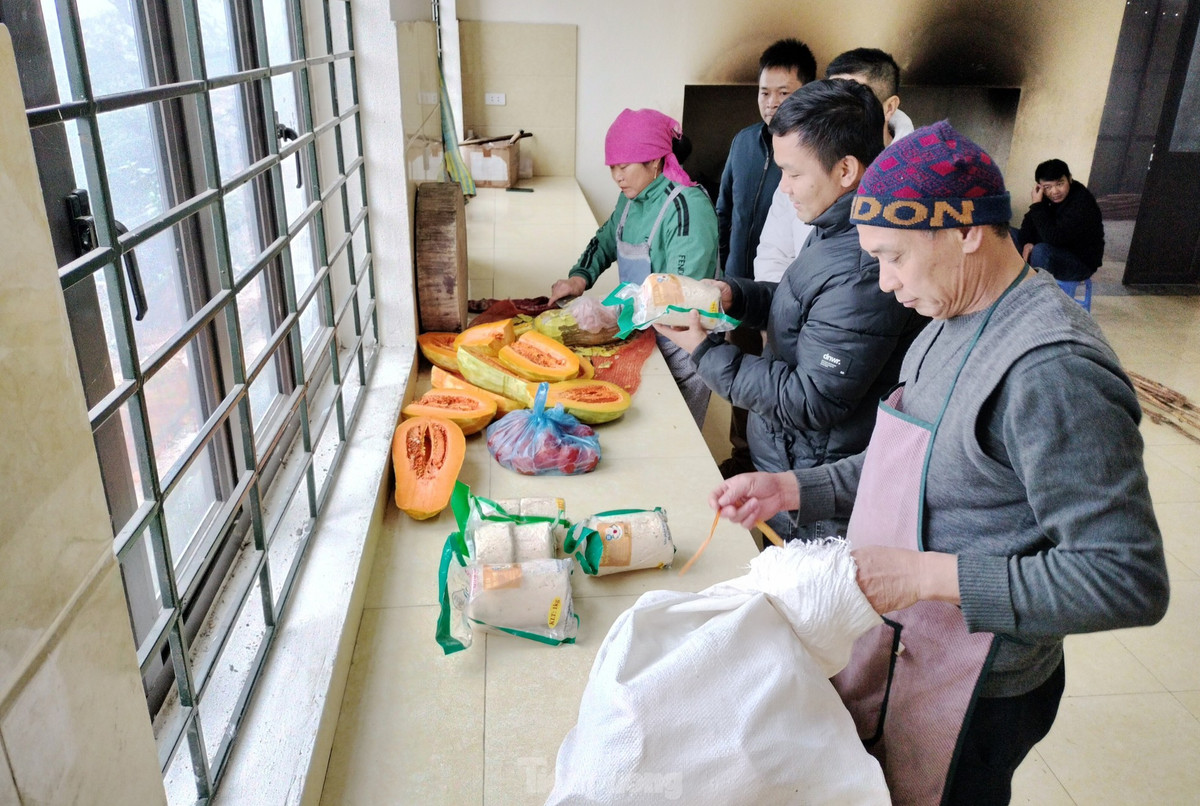 Tổng tiền ăn trong ngày của 173 em học sinh là 4.912.000 đồng, chia ra: Bữa sáng là 7.000 đồng/học sinh, bữa trưa là 14.000 đồng/học sinh và bữa chiều là 13.285 đồng/học sinh.