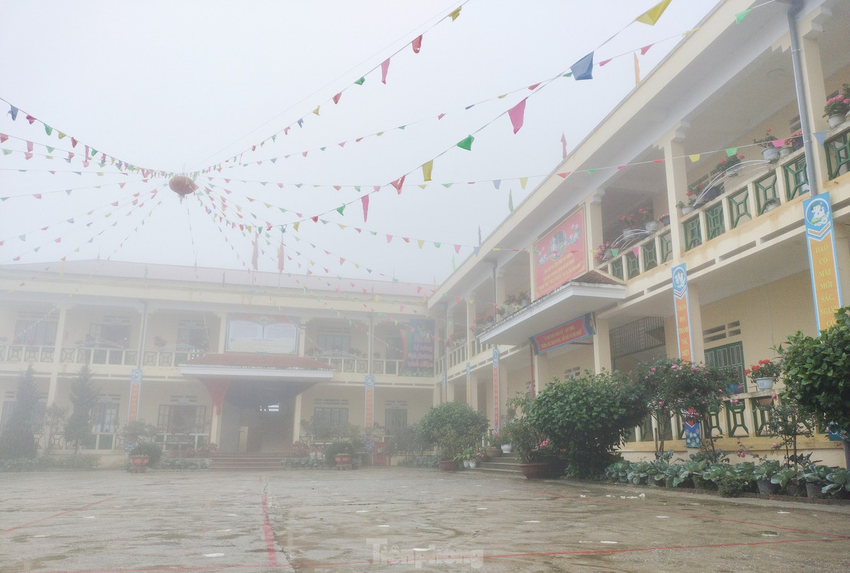 Ngôi trường mới được xây dựng với 3 dãy nhà gồm các khu chức năng dạy học, bếp ăn và nghỉ ngơi.