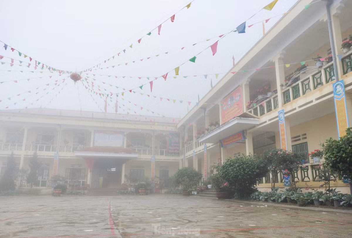 Ngôi trường mới được xây dựng với 3 dãy nhà gồm các khu chức năng dạy học, bếp ăn và nghỉ ngơi.