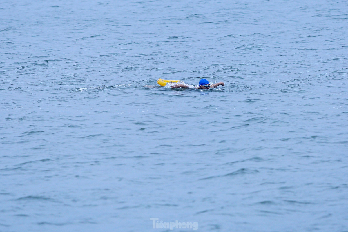 Tắm sông Hồng trở thành thói quen của nhiều người dân ở khu vực này bất kể thời tiết nào.