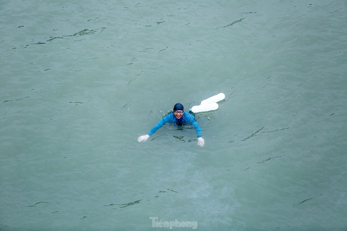 Càng về chiều tối, nhiệt độ càng giảm sâu nhưng nhiều người vẫn thích ngâm mình trong dòng nước.