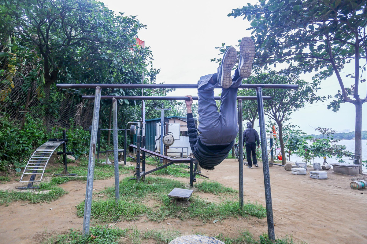 Theo dự báo thời tiết, không khí lạnh tăng cường những ngày tới, nhiệt độ tại Hà Nội còn giảm xuống dưới 10 độ, tuy nhiên những người ở đây chia sẻ sẽ vẫn duy trì hoạt động bơi lội bất chấp cái lạnh "thấu xương".