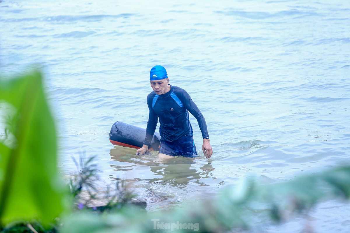 Hiện tại bãi giữa sông Hồng có 3 bãi "tắm tiên" với hàng trăm người tham gia thường xuyên.