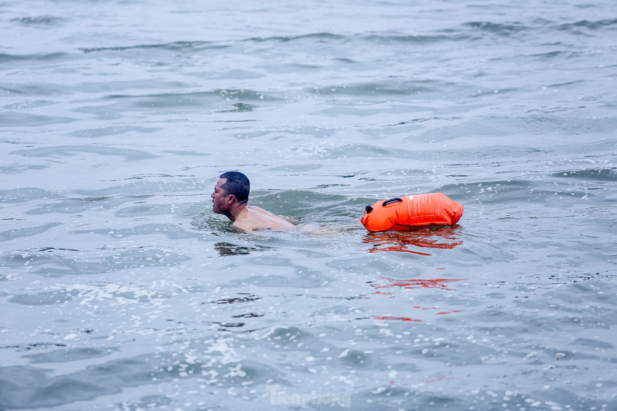 Nền nhiệt giảm sâu vào sáng sớm và chiều tối nhưng các "kình ngư" không từ bỏ thói quen.