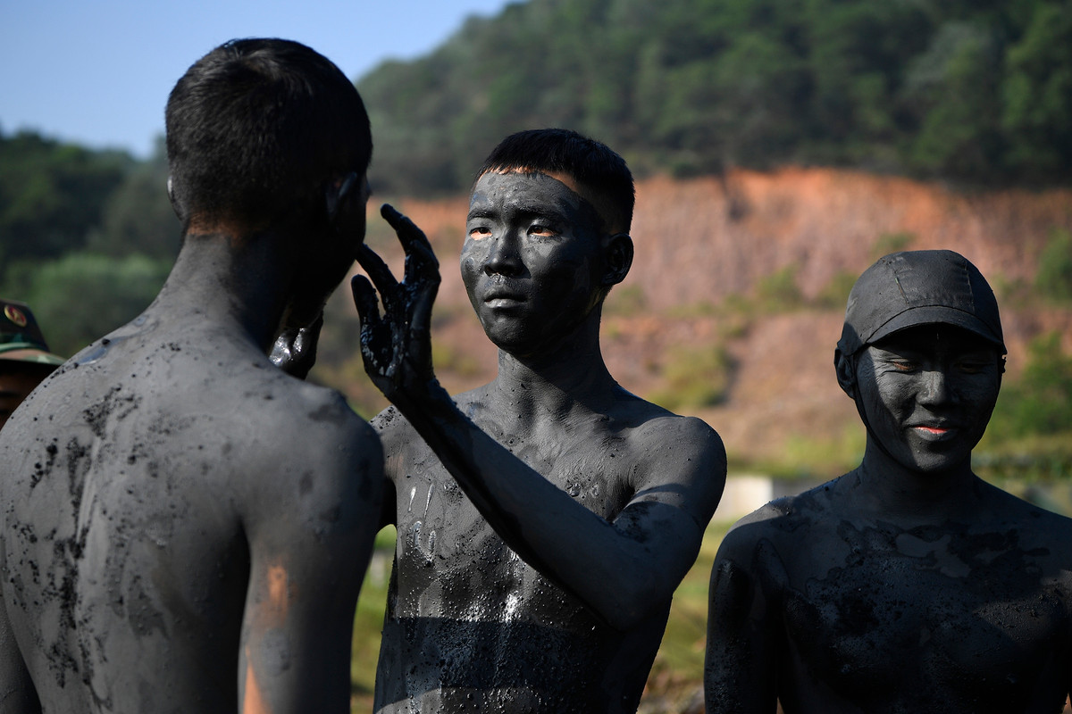 Yêu cầu đầu tiên của chiến sĩ đặc công trước khi bước vào huấn luyện hoặc thực hiện nhiệm vụ sẵn sàng là phải biết hóa trang, ngụy trang, “xuất quỷ nhập thần”. Tùy vào địa hình, cảnh sắc, thời tiết để cải trang cho phù hợp, bảo đảm yếu tố bí mật, bất ngờ, làm sao phải giống như điều kiện, tình hình thực tiễn chiến đấu.