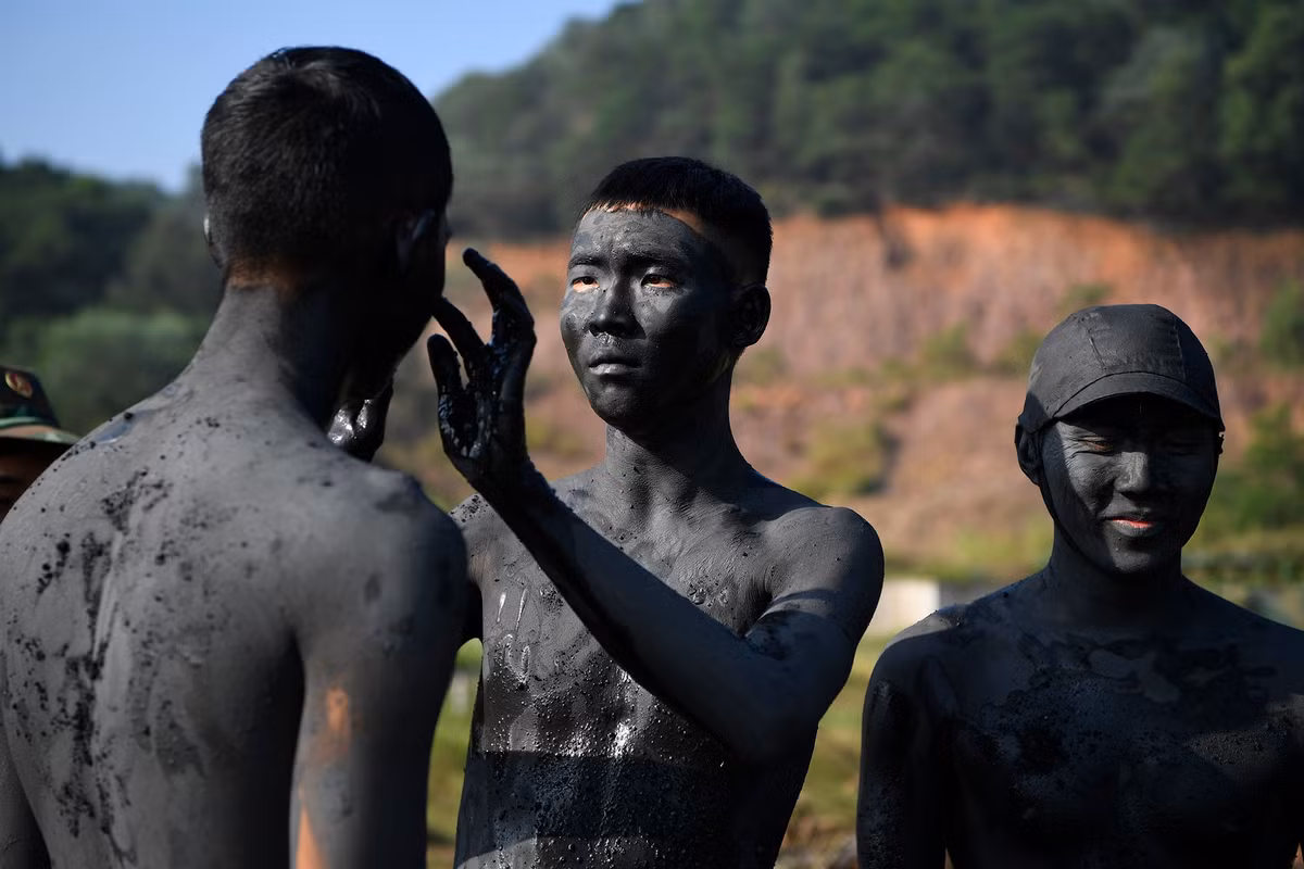 Yêu cầu đầu tiên của chiến sĩ đặc công trước khi bước vào huấn luyện hoặc thực hiện nhiệm vụ sẵn sàng là phải biết hóa trang, ngụy trang, “xuất quỷ nhập thần”. Tùy vào địa hình, cảnh sắc, thời tiết để cải trang cho phù hợp, bảo đảm yếu tố bí mật, bất ngờ, làm sao phải giống như điều kiện, tình hình thực tiễn chiến đấu.