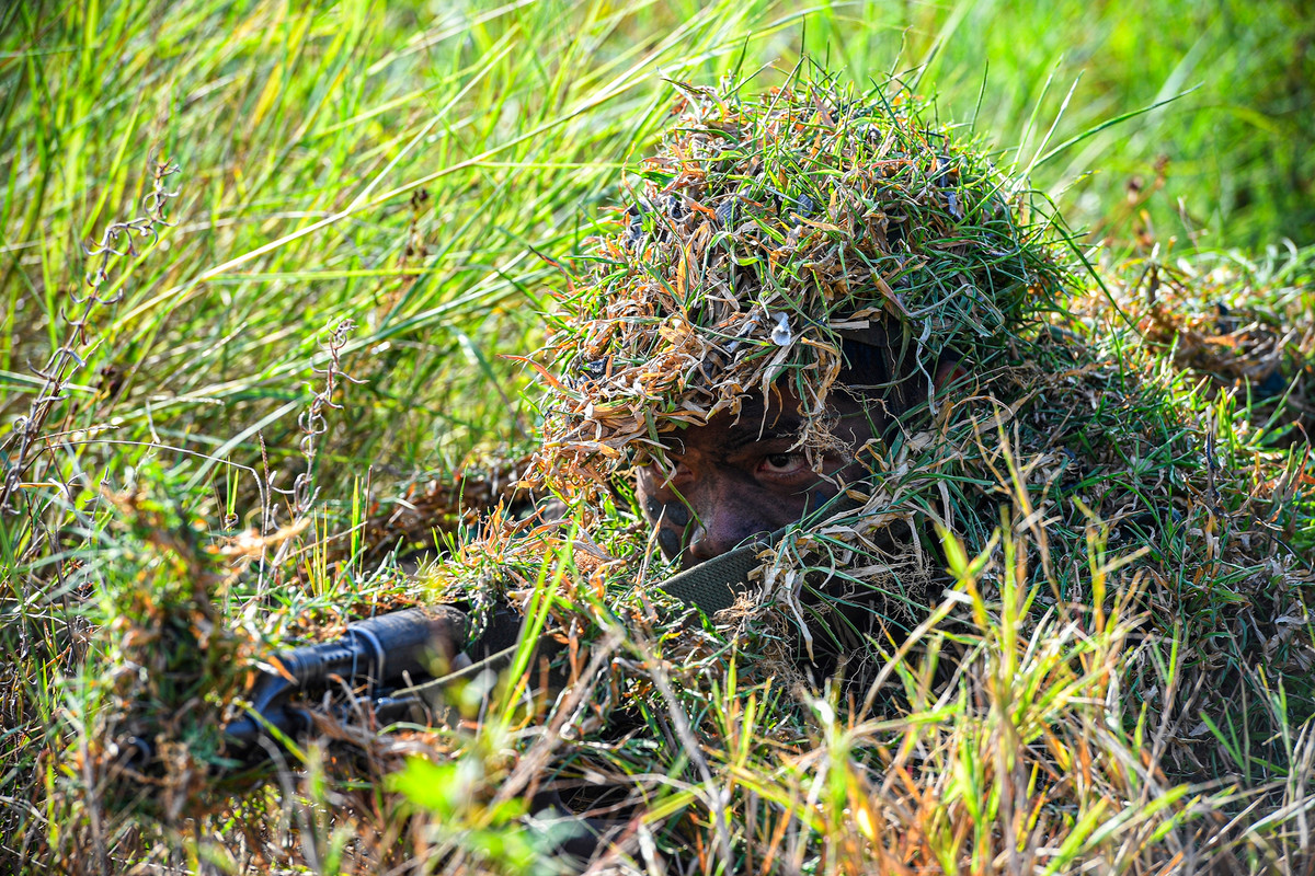 Chiến sĩ đặc công có thể phải vượt qua một dòng sông, bí mật nằm trong bùn, bãi cỏ, lùm cây hay một khu đất bạc màu đen cháy… Họ phải hòa trộn vào không gian, cảnh quan, màu sắc, giấu mình hàng giờ liền, thậm chí nhiều ngày liên tục khi tiếp cận mục tiêu trong điều kiện vô cùng khắc nghiệt của thời tiết, địa hình và đối mặt với nhiều hiểm nguy như rắn rết, côn trùng, thú dữ…