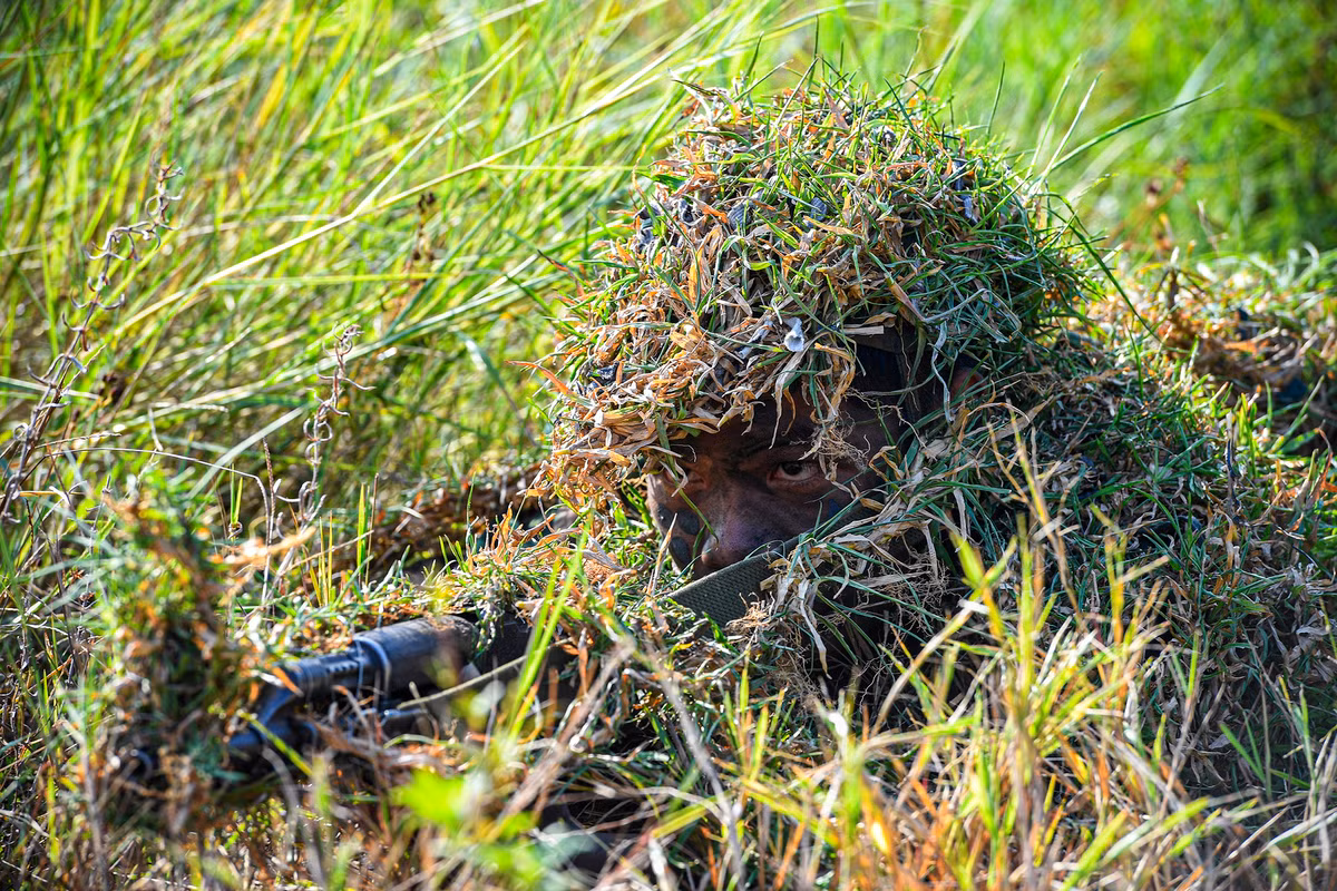 Chiến sĩ đặc công có thể phải vượt qua một dòng sông, bí mật nằm trong bùn, bãi cỏ, lùm cây hay một khu đất bạc màu đen cháy… Họ phải hòa trộn vào không gian, cảnh quan, màu sắc, giấu mình hàng giờ liền, thậm chí nhiều ngày liên tục khi tiếp cận mục tiêu trong điều kiện vô cùng khắc nghiệt của thời tiết, địa hình và đối mặt với nhiều hiểm nguy như rắn rết, côn trùng, thú dữ…