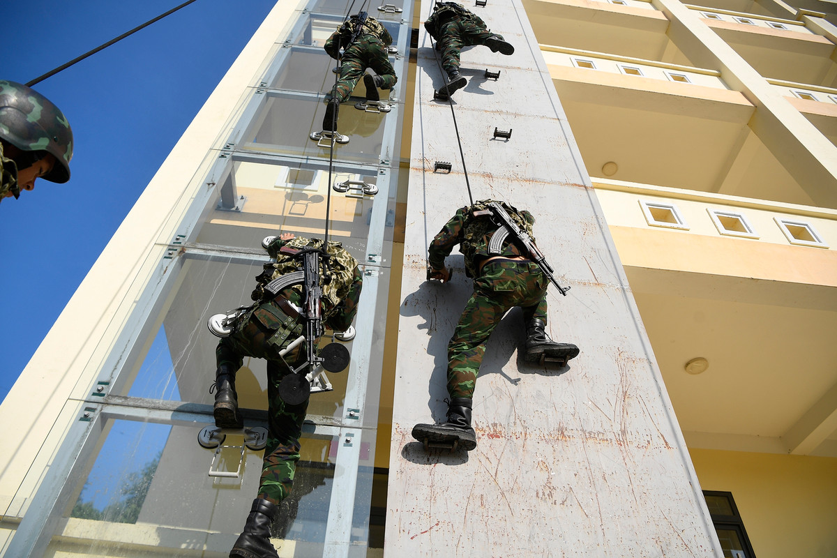Các chiến sĩ luyện tập kỹ thuật leo tường kính nhà cao tầng, thường được dùng trong các nhiệm vụ chống khủng bố