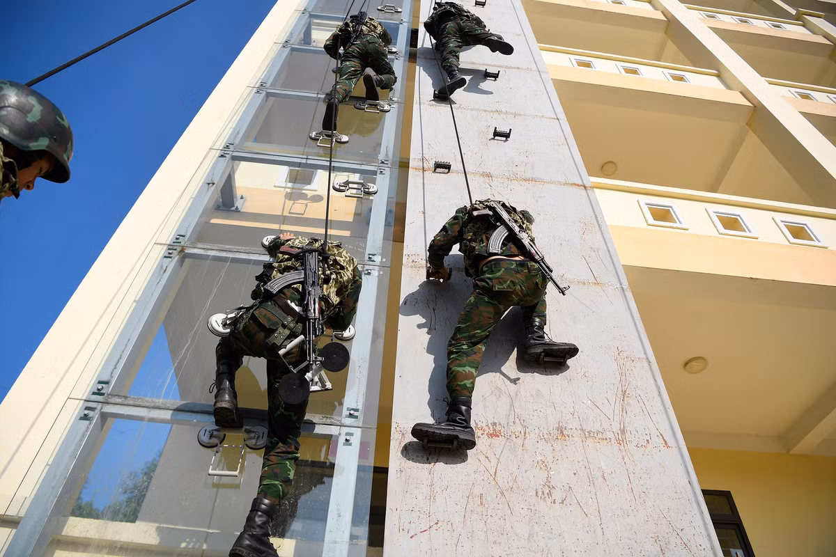 Các chiến sĩ luyện tập kỹ thuật leo tường kính nhà cao tầng, thường được dùng trong các nhiệm vụ chống khủng bố