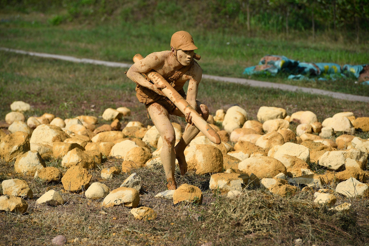 Khi nguỵ trang, người lính đặc công phải đảm bảo hòa mình vào môi trường xung quanh, lặng lẽ tiếp cận mục tiêu. Nếu ở xa địch, chiến sĩ dùng tư thế đi khom; gần địch thì lê, trườn, lợi dụng địa hình, vận dụng thuần thục các tư thế tiếp cận mục tiêu, thực hiện cách đánh "nở hoa trong lòng địch".