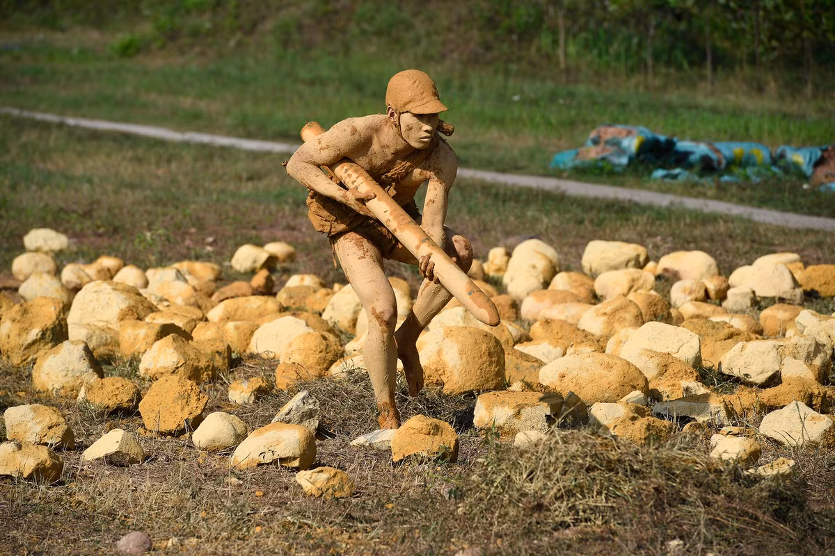 Khi nguỵ trang, người lính đặc công phải đảm bảo hòa mình vào môi trường xung quanh, lặng lẽ tiếp cận mục tiêu. Nếu ở xa địch, chiến sĩ dùng tư thế đi khom; gần địch thì lê, trườn, lợi dụng địa hình, vận dụng thuần thục các tư thế tiếp cận mục tiêu, thực hiện cách đánh "nở hoa trong lòng địch".