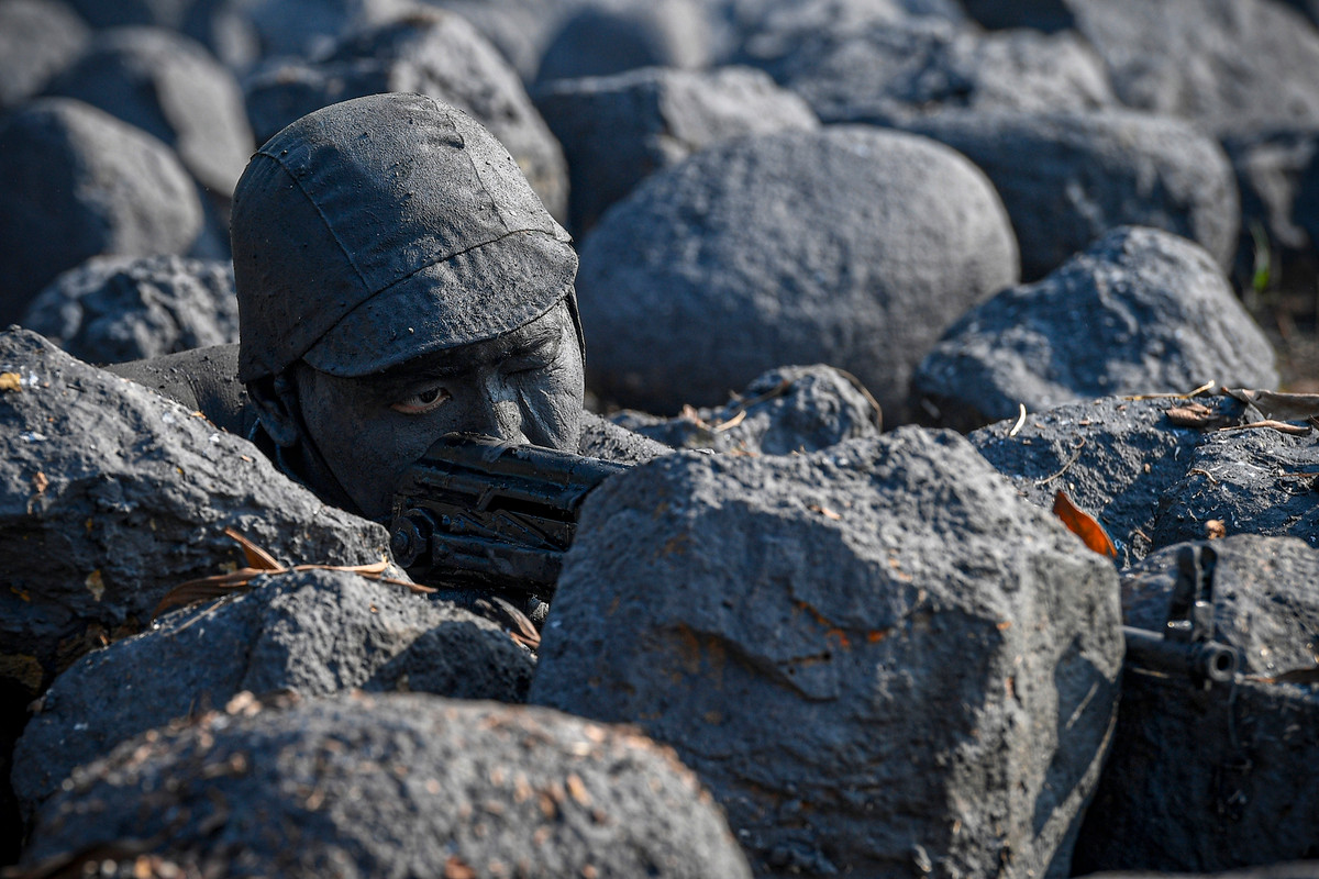 Trung úy Trần Hồng Kỳ, đội trưởng đội 1 cho biết: "Chiến đấu ở địa hình nào thì chiến sĩ phải biết cách ngụy trang cho phù hợp với thực địa. Than bùn, đất thì ngụy trang sẽ chỉ mất từ 20 - 30 phút còn hóa trang với cỏ thường mất tầm nửa ngày, các chiến sĩ phải tự đi tìm loại cỏ phù hợp và bện bằng tay lên áo".
