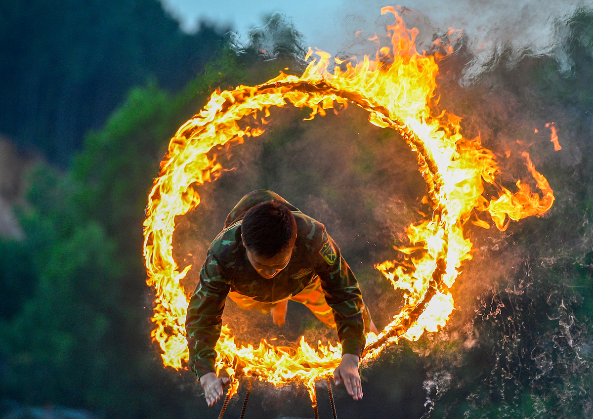 Chiến sĩ đặc công thuộc Lữ đoàn Đặc công bộ 113 thực hiện động tác nhảy qua vòng lửa.