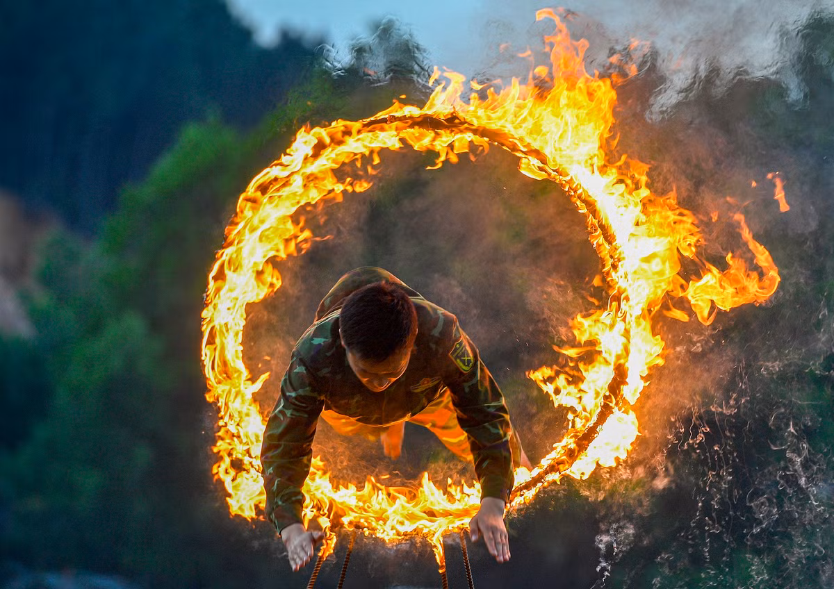 Chiến sĩ đặc công thuộc Lữ đoàn Đặc công bộ 113 thực hiện động tác nhảy qua vòng lửa.