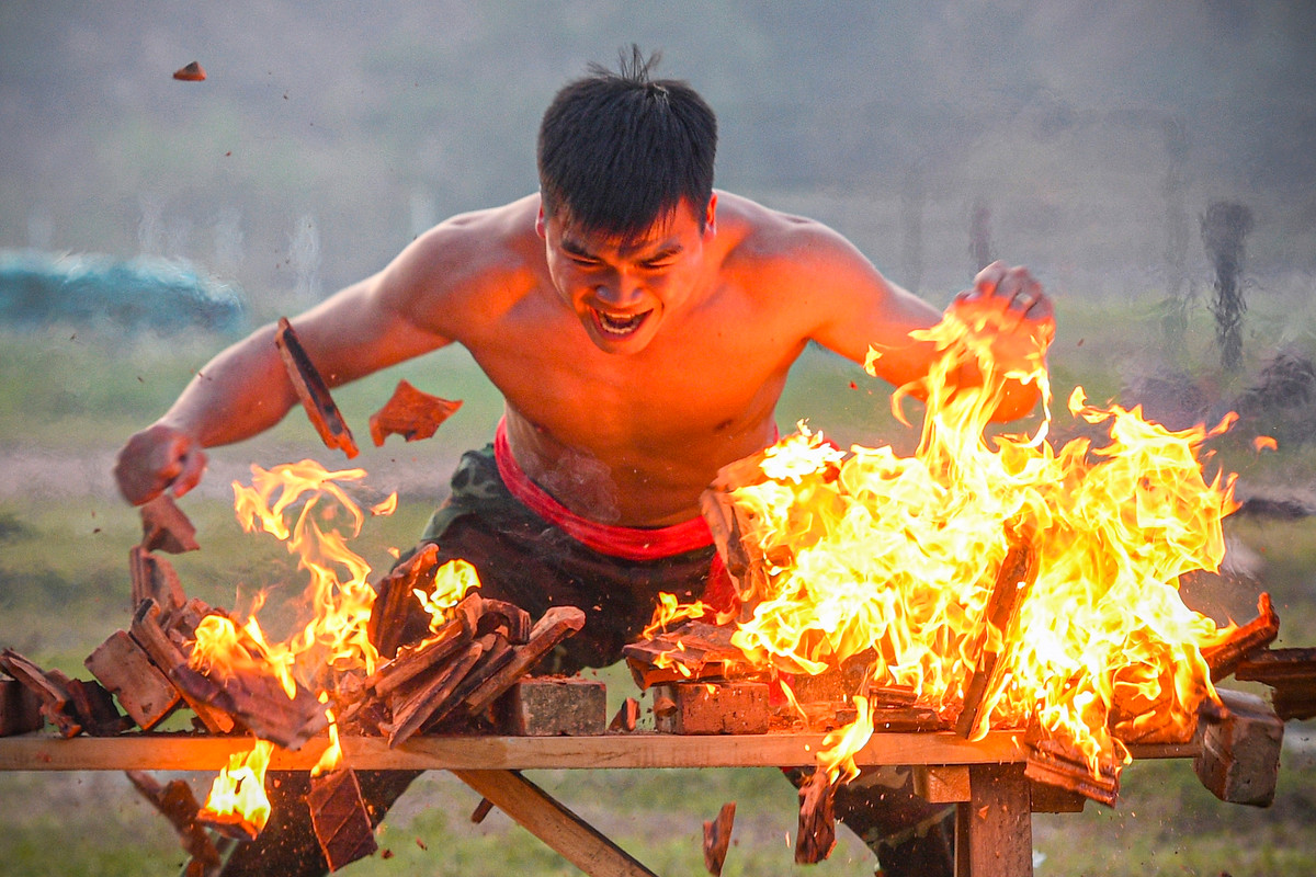 Trung úy Tạ Văn Tuyến thuộc Liên đội đặc công 27 dùng khí công đập vỡ những viên ngói được tẩm dầu bốc cháy