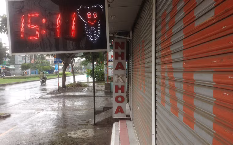 Từ sáng sớm 22/6, bầu trời TP HCM mây đen giăng kín và mưa kéo dài suốt cả ngày. Do trời mưa nên mới hơn 3h chiều, nhiều cửa hàng kinh doanh, buôn bán đã đóng cửa sớm. (ảnh chụp trên đường Điện Biên Phủ, quận Bình Thạnh).